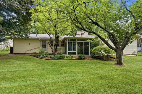 Exterior - 1860 E Meadow Dr, Springfield, MO 65804 photo 6 of 10