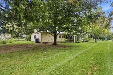 Exterior - 1860 E Meadow Dr, Springfield, MO 65804 photo 8 of 10