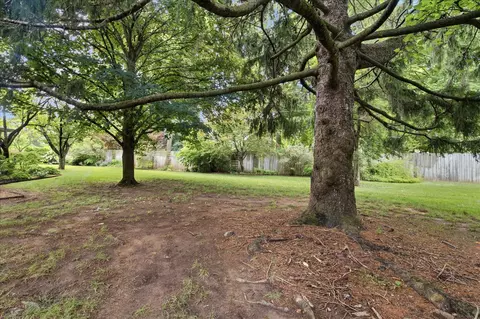 Exterior - 1860 E Meadow Dr, Springfield, MO 65804 photo 10 of 10
