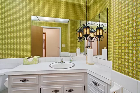 Bath - 1860 E Meadow Dr, Springfield, MO 65804 photo 2 of 3