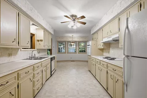 Kitchen - 1860 E Meadow Dr, Springfield, MO 65804 photo 1 of 3