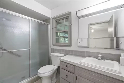 Bath - 1860 E Meadow Dr, Springfield, MO 65804 photo 1 of 3