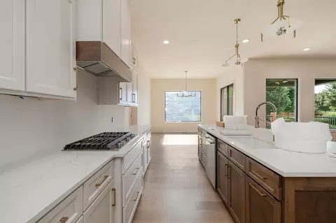 Kitchen - 2016 N Silver Charm Ave, Springfield, MO 65802 photo 4 of 4