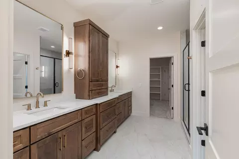 Bath - 2016 N Silver Charm Ave, Springfield, MO 65802 photo 1 of 4