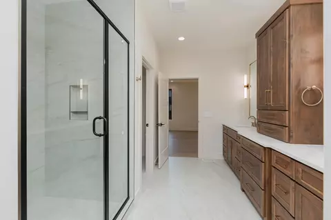 Bath - 2016 N Silver Charm Ave, Springfield, MO 65802 photo 2 of 4