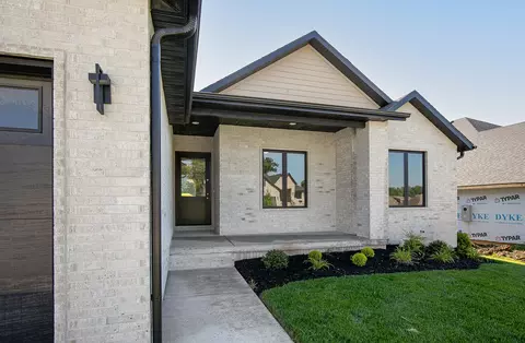 Exterior - 2016 N Silver Charm Ave, Springfield, MO 65802 photo 2 of 5