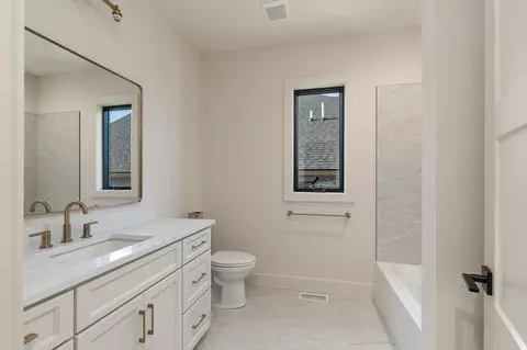 Bath - 2016 N Silver Charm Ave, Springfield, MO 65802 photo 4 of 4