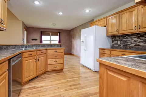 Kitchen - 630 Meadowgate Dr, Springfield, MO 65803 photo 4 of 4