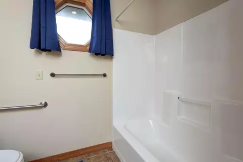 Bath - 630 Meadowgate Dr, Springfield, MO 65803 photo 2 of 6