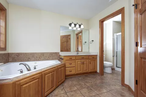 Bath - 630 Meadowgate Dr, Springfield, MO 65803 photo 3 of 6