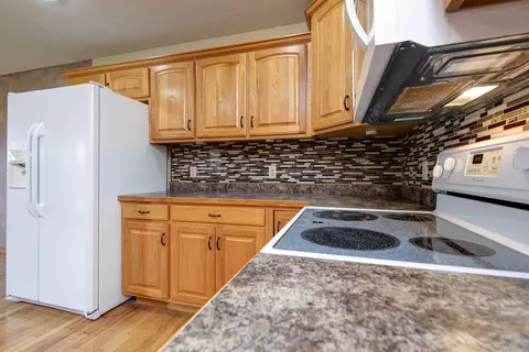 Kitchen - 630 Meadowgate Dr, Springfield, MO 65803 photo 3 of 4