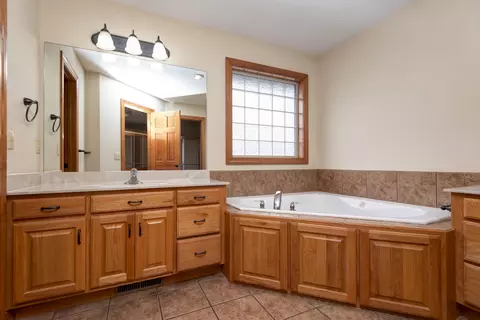 Bath - 630 Meadowgate Dr, Springfield, MO 65803 photo 5 of 6
