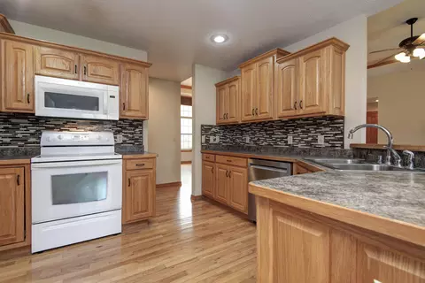 Kitchen - 630 Meadowgate Dr, Springfield, MO 65803 photo 2 of 4