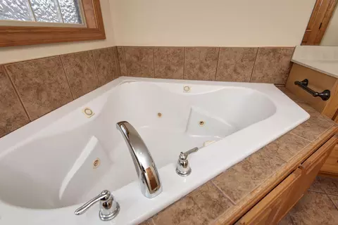 Bath - 630 Meadowgate Dr, Springfield, MO 65803 photo 6 of 6