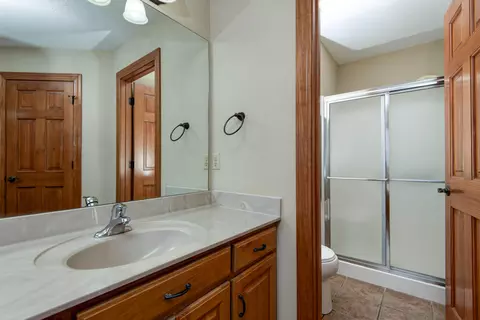 Bath - 630 Meadowgate Dr, Springfield, MO 65803 photo 4 of 6