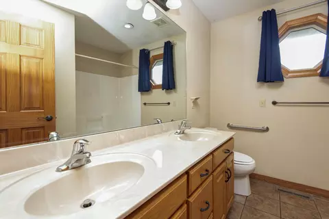 Bath - 630 Meadowgate Dr, Springfield, MO 65803 photo 1 of 6