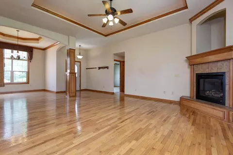 Living - 630 Meadowgate Dr, Springfield, MO 65803 photo 4 of 5