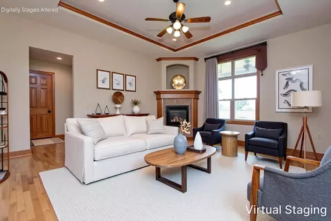 Living - 630 Meadowgate Dr, Springfield, MO 65803 photo 2 of 7