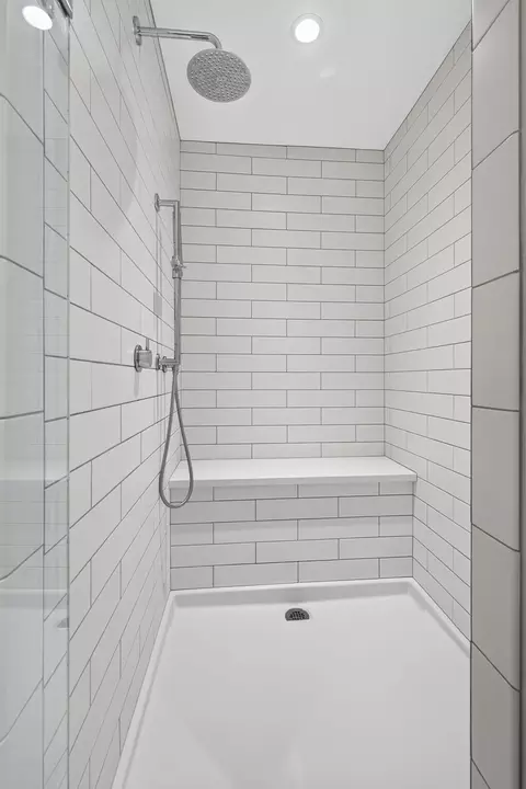 Bath - 4655 S Lakehill Ave, Springfield, MO 65804 photo 2 of 4
