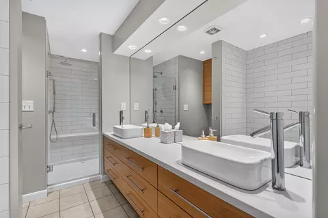 Bath - 4655 S Lakehill Ave, Springfield, MO 65804 photo 1 of 4