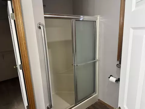 Bath - 3492 S Doris Ave, Springfield, MO 65807 photo 2 of 3