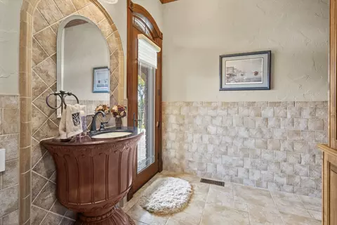 Bath - 3936 E Glen Abbey Dr, Springfield, MO 65809 photo 6 of 8