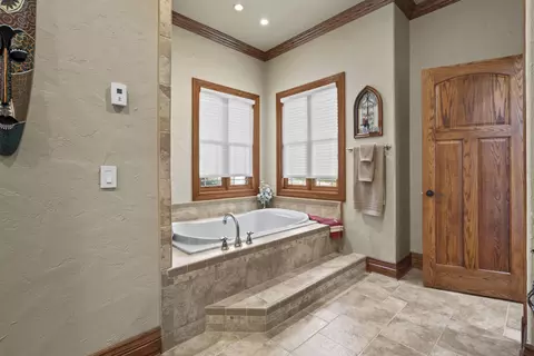 Bath - 3936 E Glen Abbey Dr, Springfield, MO 65809 photo 3 of 8