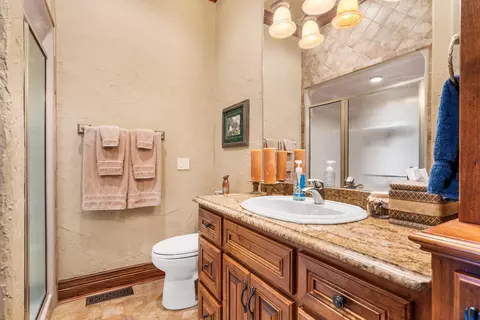 Bath - 3936 E Glen Abbey Dr, Springfield, MO 65809 photo 4 of 8
