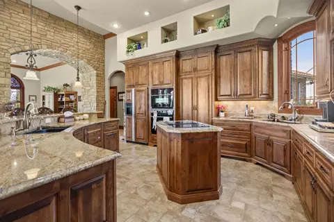 Kitchen - 3936 E Glen Abbey Dr, Springfield, MO 65809 photo 4 of 5