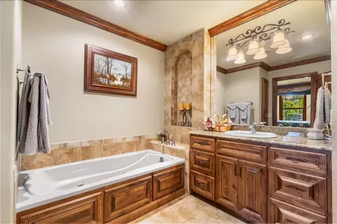 Bath - 3936 E Glen Abbey Dr, Springfield, MO 65809 photo 7 of 8