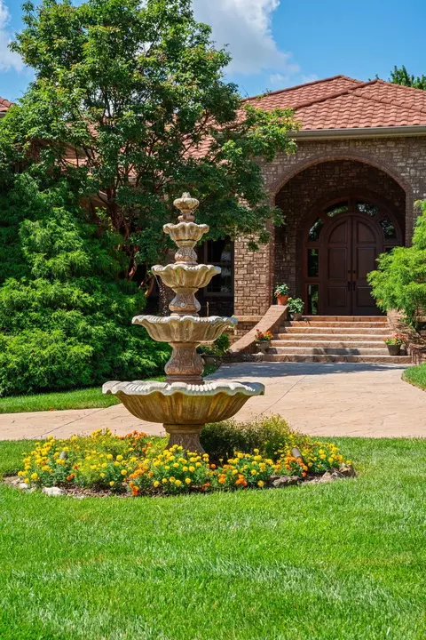 Exterior - 3936 E Glen Abbey Dr, Springfield, MO 65809 photo 6 of 29
