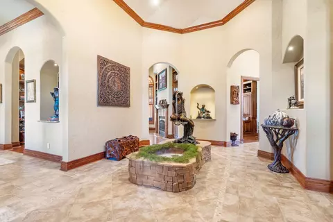 Entry Way - 3936 E Glen Abbey Dr, Springfield, MO 65809 photo 3 of 7