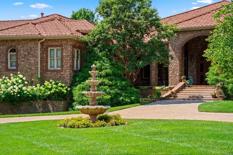 Exterior - 3936 E Glen Abbey Dr, Springfield, MO 65809 photo 5 of 29