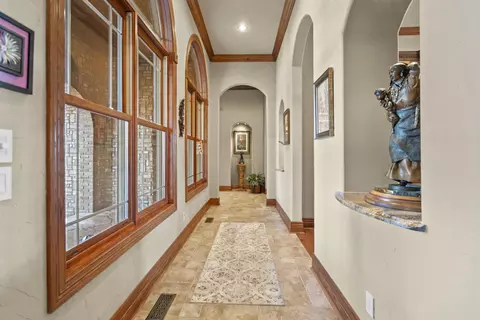 Entry Way - 3936 E Glen Abbey Dr, Springfield, MO 65809 photo 4 of 7