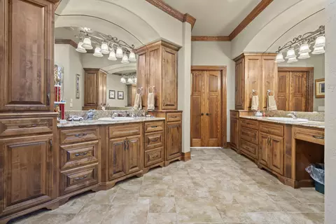 Bath - 3936 E Glen Abbey Dr, Springfield, MO 65809 photo 1 of 8
