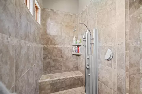 Bath - 3936 E Glen Abbey Dr, Springfield, MO 65809 photo 2 of 8