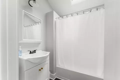 Bath - 626 S Market Ave, Springfield, MO 65806 photo 2 of 2
