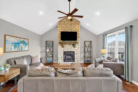 Living - 1007 E Highview Dr, Ozark, MO 65721 photo 2 of 5