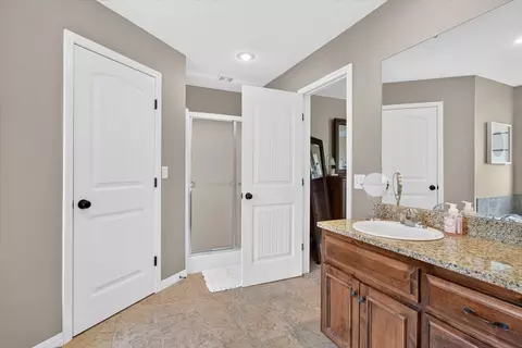Bath - 1007 E Highview Dr, Ozark, MO 65721 photo 3 of 6