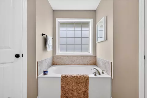 Bath - 1007 E Highview Dr, Ozark, MO 65721 photo 2 of 6