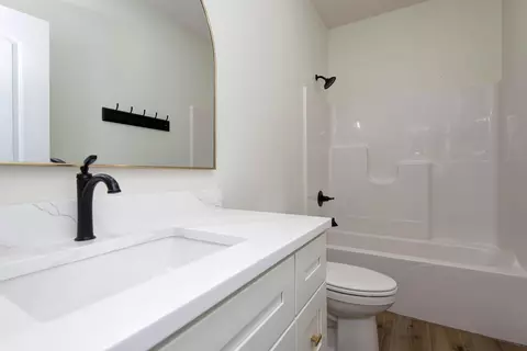 Bath - 1539 W Gaslight Dr, Springfield, MO 65810 photo 3 of 3