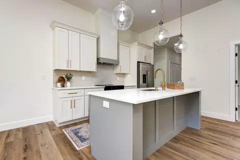 Kitchen - 1539 W Gaslight Dr, Springfield, MO 65810 photo 2 of 7