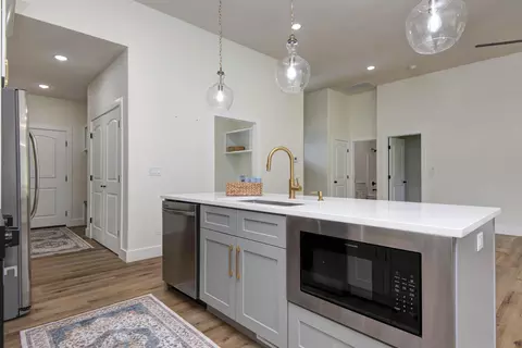 Kitchen - 1539 W Gaslight Dr, Springfield, MO 65810 photo 5 of 7