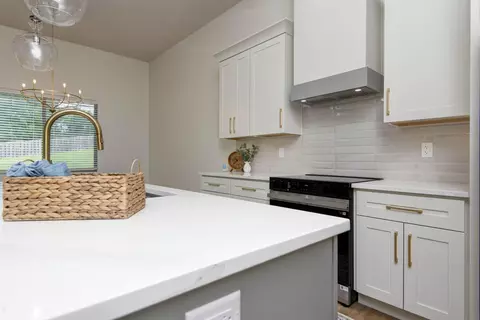 Kitchen - 1539 W Gaslight Dr, Springfield, MO 65810 photo 6 of 7