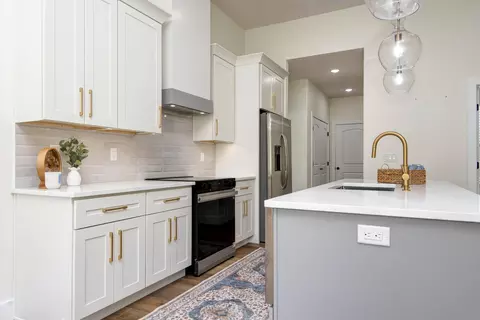 Kitchen - 1539 W Gaslight Dr, Springfield, MO 65810 photo 3 of 7