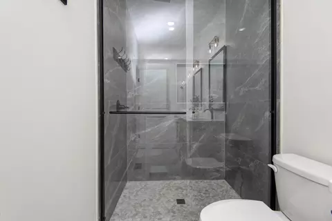Bath - 1539 W Gaslight Dr, Springfield, MO 65810 photo 2 of 3