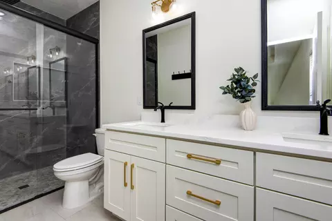 Bath - 1539 W Gaslight Dr, Springfield, MO 65810 photo 1 of 3