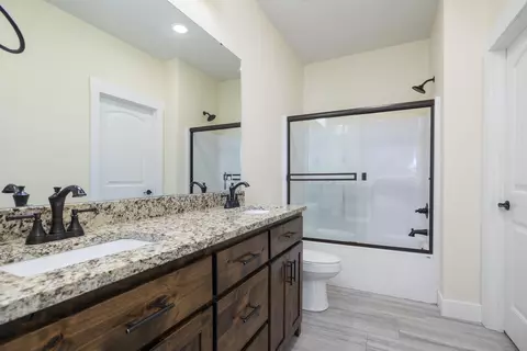 Bath - 2086 Bull Run Rd, Ozark, MO 65721 photo 1 of 4