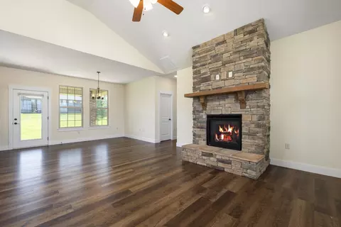 Living - 2086 Bull Run Rd, Ozark, MO 65721 photo 2 of 10
