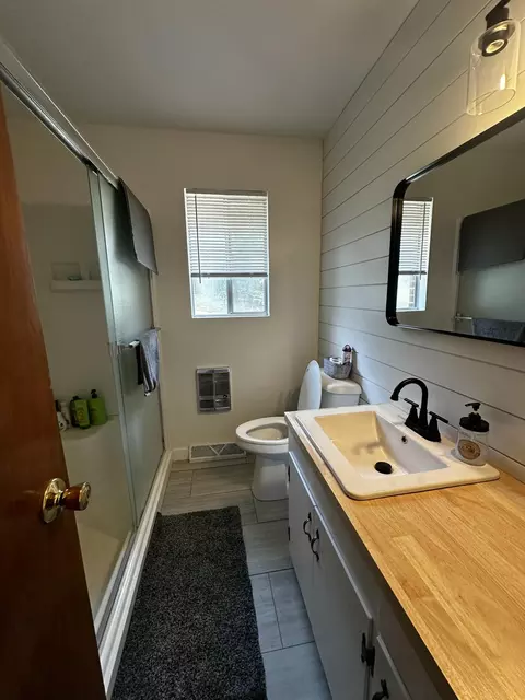 Bath - 275 Ludora Dr, Shell Knob, MO 65747 photo 2 of 2